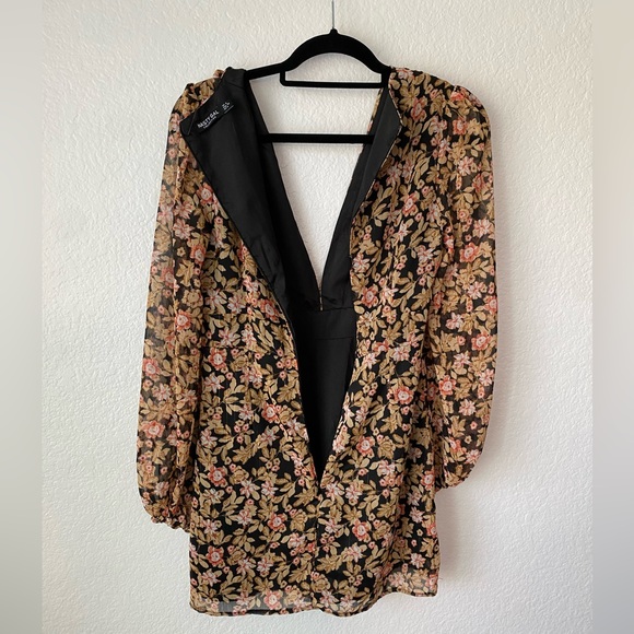 Nasty Gal Long Sleeve Floral dress. Buttons up the front and zipper in the back - Picture 3 of 5